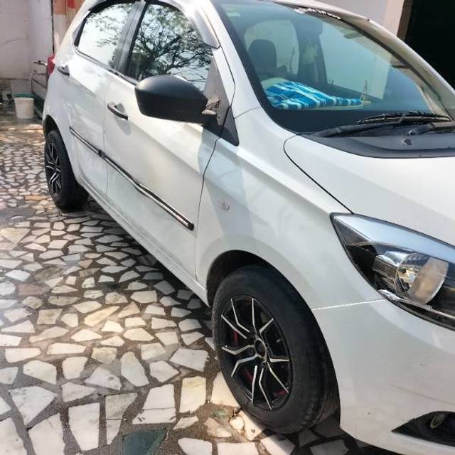 https://images10.gaadi.com/usedgaadi-sellcar/UsedCar/2de14738-de92-4da8-9c30-8fe95ed2e116/3b162336-8e63-4610-a4f2-849596b7d9b9.jpg?imwidth=6402
