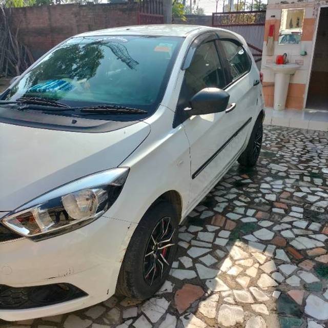 https://images10.gaadi.com/usedgaadi-sellcar/UsedCar/2de14738-de92-4da8-9c30-8fe95ed2e116/9583d793-77b8-48f4-886d-1d449ff3182b.jpg?imwidth=6400