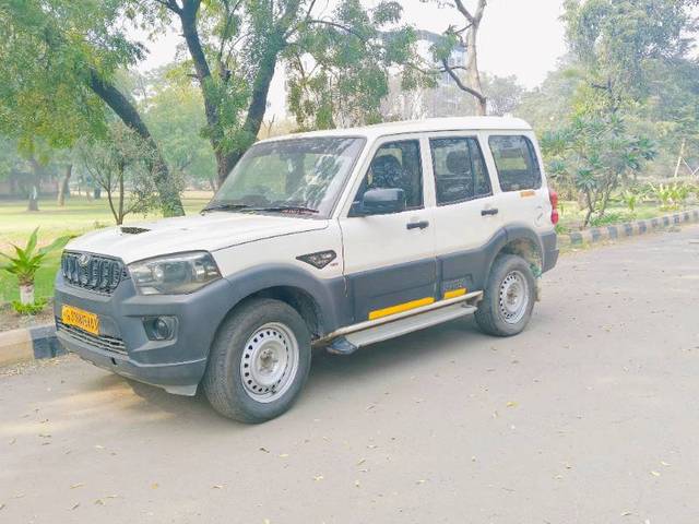 https://images10.gaadi.com/usedgaadi-sellcar/UsedCar/2f390e9e-dd31-49f8-975e-0606129a2334/b9e47eef-8c21-41ce-a73b-cb69094aaa8b.jpg?imwidth=6400