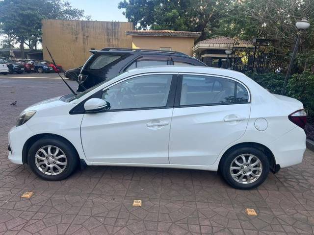 https://images10.gaadi.com/usedgaadi-sellcar/UsedCar/2f4a6c5c-faaf-46bf-a359-e7708f6d835e/0f5c5822-1be1-4a60-b245-7f647e6b0771.jpeg?imwidth=6401