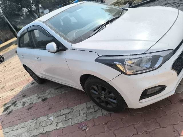 https://images10.gaadi.com/usedgaadi-sellcar/UsedCar/2f877600-f711-44a7-902c-98faa4ee8ef4/9ba28528-738b-40fc-b471-38d52260897e.jpg?imwidth=6400