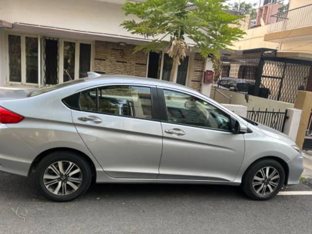 https://images10.gaadi.com/usedgaadi-sellcar/UsedCar/2f8c3fac-8c2f-4a4d-be44-530067561d1d/79ce7c26-5114-479c-81ae-6a9f8872bd04.jpeg?imwidth=6401
