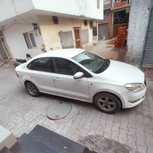 https://images10.gaadi.com/usedgaadi-sellcar/UsedCar/313240f7-5254-40d4-a642-87ed7bb6ee7e/66e22259-255b-408a-994d-6a6e4a2d4fff.jpg?imwidth=6400