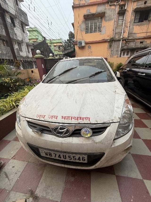 https://images10.gaadi.com/usedgaadi-sellcar/UsedCar/3222d869-2da2-4173-87a1-d7279954e1e3/a61112d0-f6ad-45eb-8aa6-c5f374ead1c5.jpeg?imwidth=6400