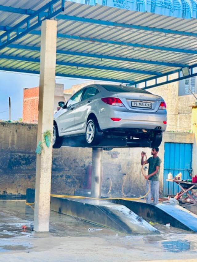 https://images10.gaadi.com/usedgaadi-sellcar/UsedCar/32310a98-86a8-4e6c-b7e7-6a6a98a27c61/785cb457-fa41-4fd7-a38a-23d495b00bc5.jpeg?imwidth=6402