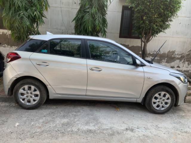 https://images10.gaadi.com/usedgaadi-sellcar/UsedCar/324a0a47-1732-4458-ab20-ff5bc2650b06/3df36ea7-9b23-4cd6-a107-44ddc82b7b33.jpeg?imwidth=6401