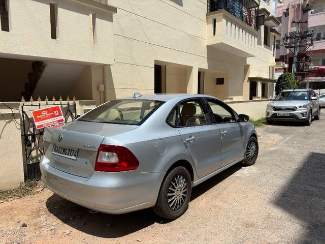 https://images10.gaadi.com/usedgaadi-sellcar/UsedCar/32ce64dd-2c4c-4021-8780-7c90dc8c5552/d285a146-a7fa-44be-b4a8-4c519db48660.jpg?imwidth=6402