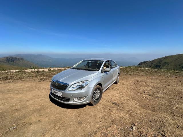 https://images10.gaadi.com/usedgaadi-sellcar/UsedCar/32ce64dd-2c4c-4021-8780-7c90dc8c5552/ed029e3d-8170-4ca6-9ae7-bd3abf76ccf0.jpg?imwidth=6401