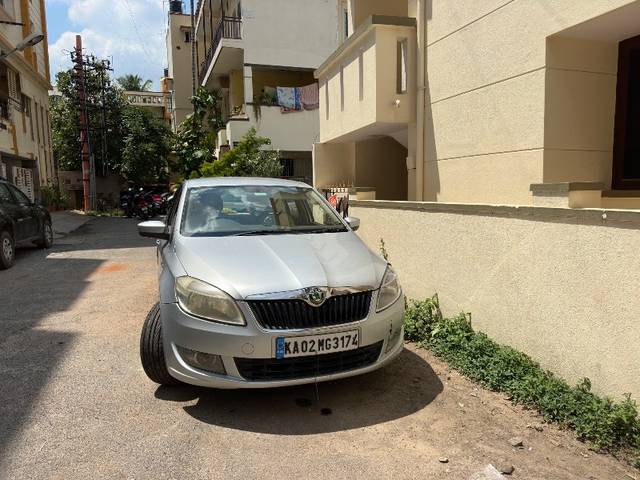 https://images10.gaadi.com/usedgaadi-sellcar/UsedCar/32ce64dd-2c4c-4021-8780-7c90dc8c5552/f6435c08-4e55-4b57-90df-6f37b0600125.jpg?imwidth=6400