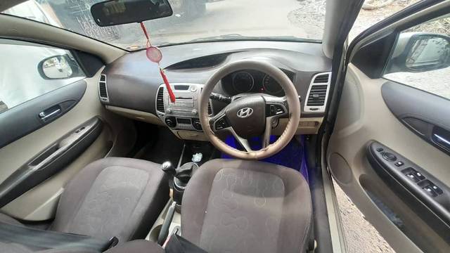 https://images10.gaadi.com/usedgaadi-sellcar/UsedCar/356206c5-f6a2-4993-844f-29732b82d165/925d54e8-41bb-4541-b7c3-533ab0da2d91.jpg?imwidth=6402