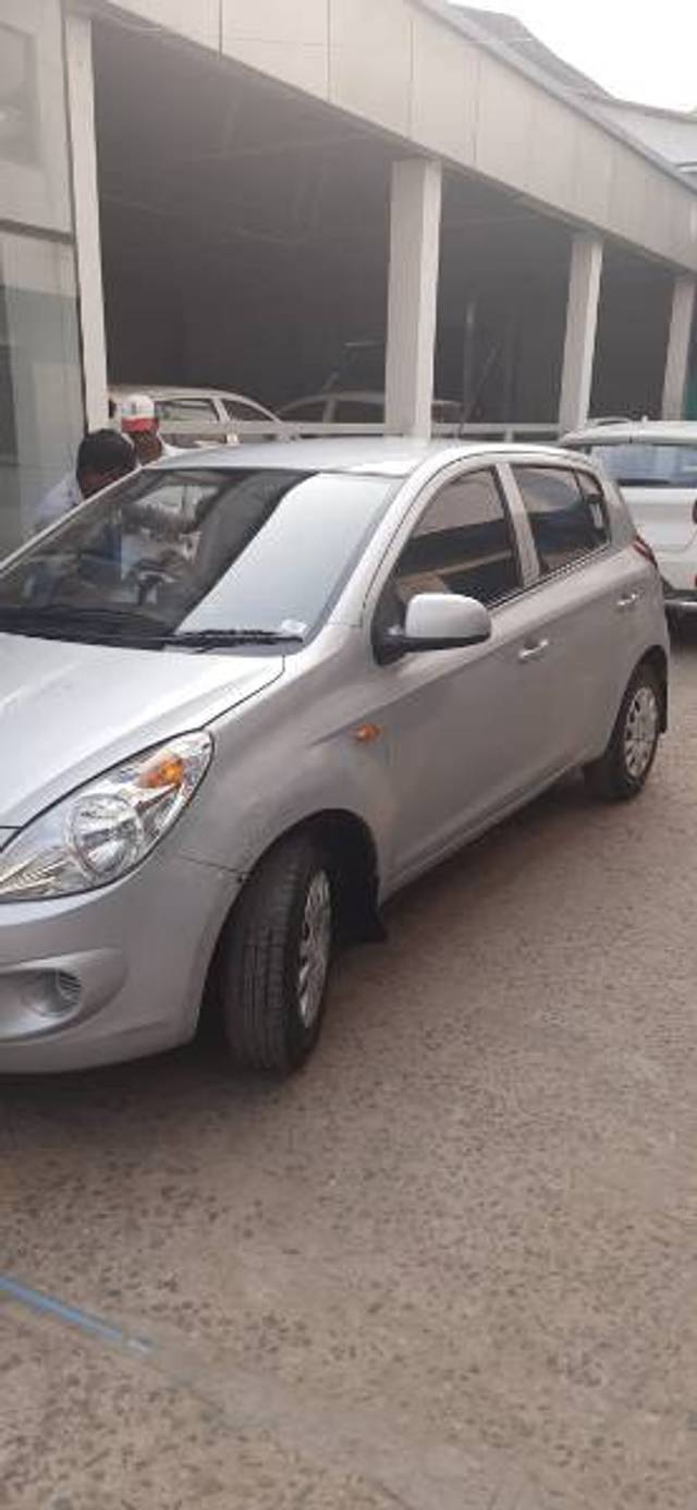 https://images10.gaadi.com/usedgaadi-sellcar/UsedCar/362e150a-efd7-476b-b640-b4e48537e46c/eada850d-49bd-49e4-b1b0-a29fb0a551ed.jpg?imwidth=6400