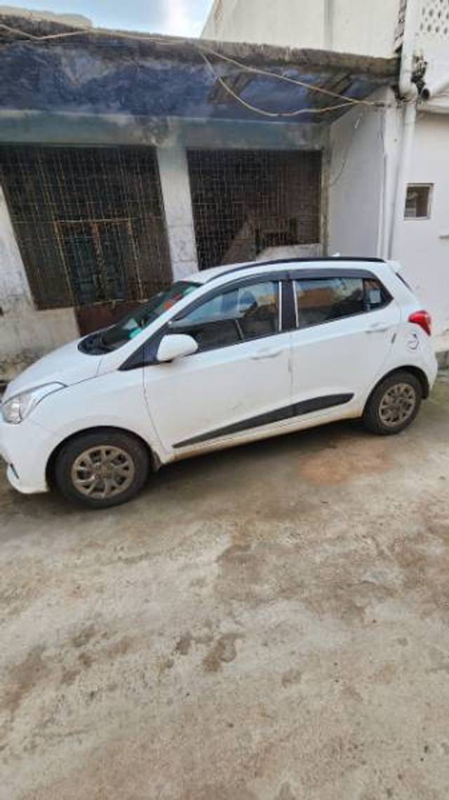 https://images10.gaadi.com/usedgaadi-sellcar/UsedCar/36377d2d-c5ec-48e4-86da-76dd82e64447/cedc9ff9-3292-4014-a05d-ec76cd8819fb.jpg?imwidth=6401