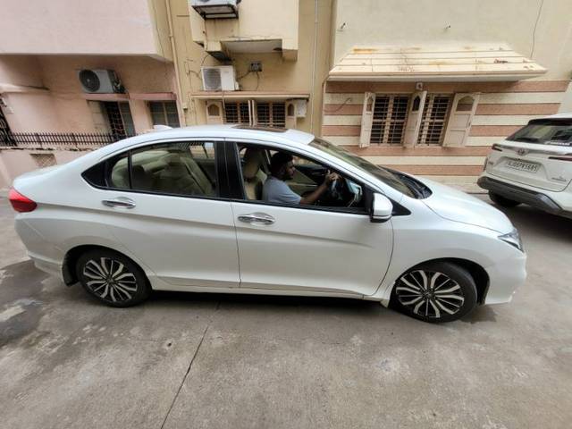 https://images10.gaadi.com/usedgaadi-sellcar/UsedCar/378bea86-59d2-4c3a-bc1d-56eae1f2315d/041c20a3-21dd-4a7c-ae94-fbdc2a6780f8.jpg?imwidth=6401