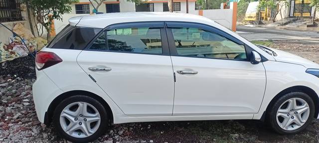 https://images10.gaadi.com/usedgaadi-sellcar/UsedCar/37bdefea-a659-4740-939d-47c9e63db09f/4b7b0162-a354-4da1-9b33-3efc23dceb33.jpg?imwidth=6402