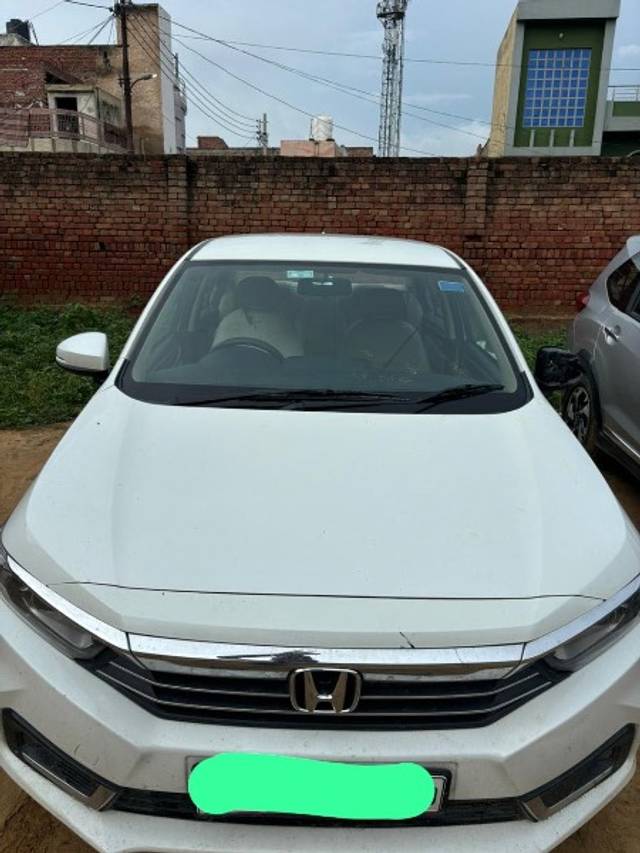 https://images10.gaadi.com/usedgaadi-sellcar/UsedCar/3856ebd4-a629-4328-b83e-e38363d0712a/2bb9d60c-ac0b-4ab6-bf20-320f15dbc328.jpg?imwidth=6400