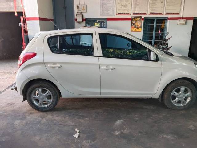 https://images10.gaadi.com/usedgaadi-sellcar/UsedCar/38759ea7-3bb6-4e03-a6c4-d4f1ec27e3bb/f60944fe-b7b2-4143-b850-ddb81faa00e5.jpg?imwidth=6401