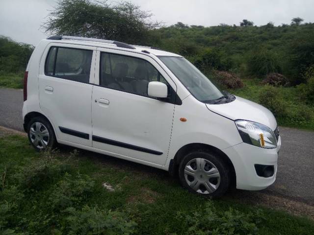 https://images10.gaadi.com/usedgaadi-sellcar/UsedCar/389d2f87-e88d-4468-9009-f0ba124f031d/790873ce-6dbe-42fe-9a34-a167595d05af.jpg?imwidth=6401