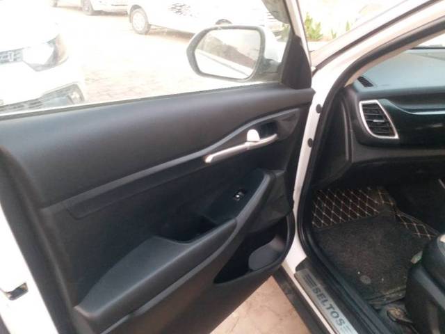 https://images10.gaadi.com/usedgaadi-sellcar/UsedCar/3a682111-c665-4626-8e65-0466cf9177e9/e24b406d-7943-4baf-9c8a-aebdf0713e32.jpg?imwidth=6401
