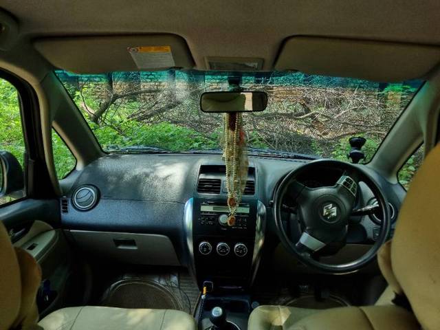 https://images10.gaadi.com/usedgaadi-sellcar/UsedCar/3b29a283-2999-46d6-8bdd-90727942d760/50e35f17-dc95-44c7-a7e2-3e27193cd91b.jpg?imwidth=6400