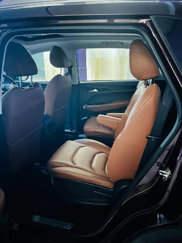 https://images10.gaadi.com/usedgaadi-sellcar/UsedCar/3bd4b117-a0f1-44b6-bbcd-086498da18e9/33175aac-4e1b-432a-a2cc-b7aa2cf1e143.jpg?imwidth=6401