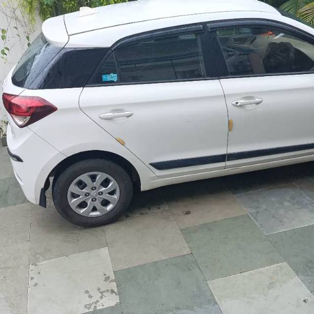 https://images10.gaadi.com/usedgaadi-sellcar/UsedCar/3beeaae6-19eb-41e7-96bf-0cac5469f9f9/ba50be72-4556-4ef2-8b0d-02fd37838505.jpg?imwidth=6400