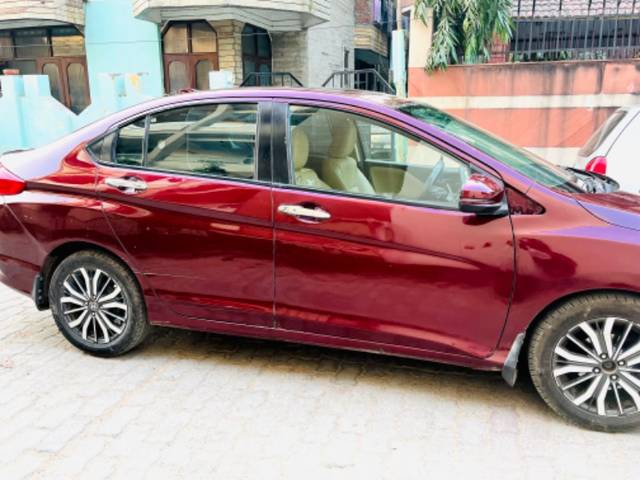 https://images10.gaadi.com/usedgaadi-sellcar/UsedCar/3d44b0ce-df9a-4728-a20f-bc4f2b15a693/e7ece675-54ba-437d-a9aa-3b0b2dff5d36.jpeg?imwidth=6401