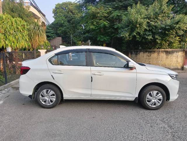 https://images10.gaadi.com/usedgaadi-sellcar/UsedCar/3eb2fdfa-21d7-49a4-a718-cddce5e291a4/4cf034ba-bb55-4b98-b1df-62b1d83d2c1e.jpg?imwidth=6402