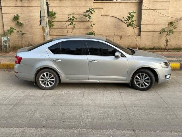 https://images10.gaadi.com/usedgaadi-sellcar/UsedCar/4049d297-a670-4cdb-b5bb-965a7603eb84/7fa23c07-8062-4b51-9f06-405f17461596.jpg?imwidth=6401