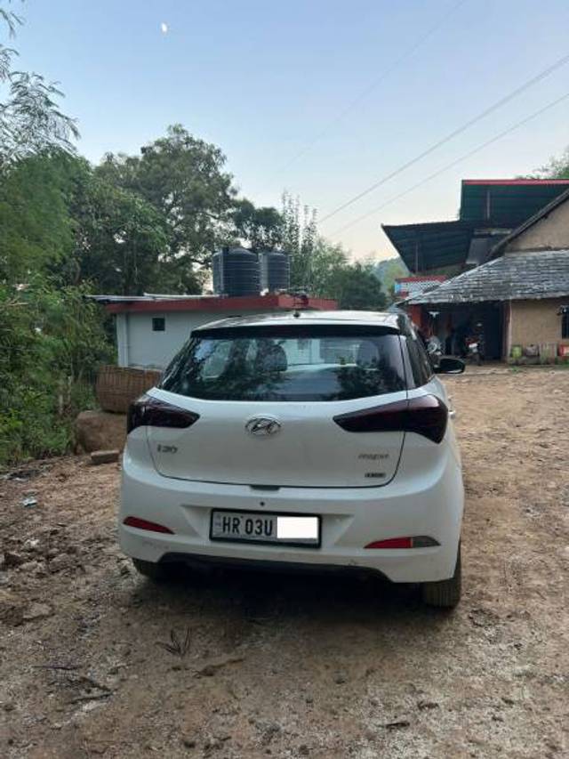 https://images10.gaadi.com/usedgaadi-sellcar/UsedCar/40514e07-bad2-44ad-9bdc-0fefde1e67e2/8c26b817-6d0e-4a7b-94d6-0d71bcf80a79.jpg?imwidth=6402