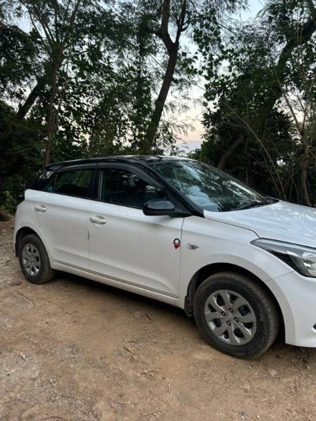 https://images10.gaadi.com/usedgaadi-sellcar/UsedCar/40514e07-bad2-44ad-9bdc-0fefde1e67e2/a72dac25-2322-4495-b8c6-9ae2dd9885ed.jpg?imwidth=6400