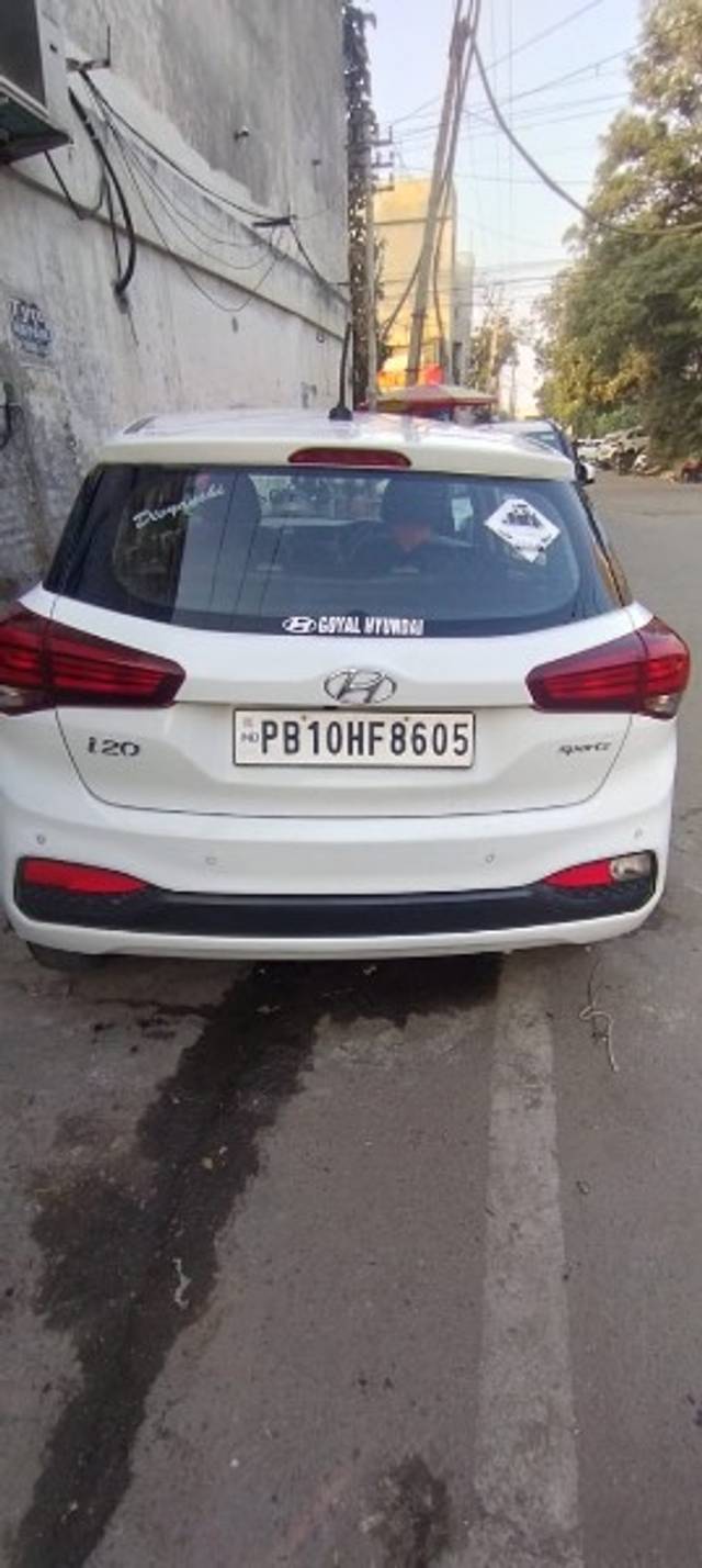 https://images10.gaadi.com/usedgaadi-sellcar/UsedCar/405c8c96-be67-4ee4-b70c-f3122877f11b/d552d57b-6301-45b5-a40f-5285c735d7a3.jpeg?imwidth=6402