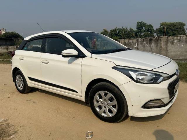 https://images10.gaadi.com/usedgaadi-sellcar/UsedCar/424fcc3c-8f6c-4a25-af0e-896a270282d4/25f51aa4-1f21-4e49-be83-48418a00ebc6.jpg?imwidth=6401