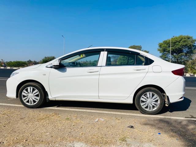 https://images10.gaadi.com/usedgaadi-sellcar/UsedCar/427f016b-8d51-4d08-83c2-dbe1ad8f9cec/7a2d0db7-00b1-4146-a325-4341c8f3615c.jpeg?imwidth=6401