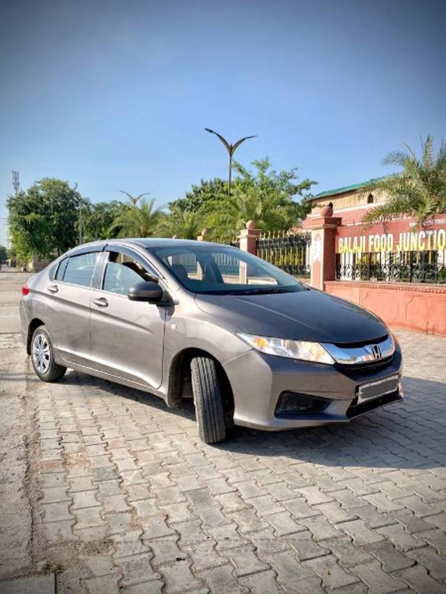 https://images10.gaadi.com/usedgaadi-sellcar/UsedCar/438e79d5-a48a-4d94-9595-9ce46483ef39/b0b54844-a9ae-4bff-868d-f52022c3e0a3.jpeg?imwidth=6400
