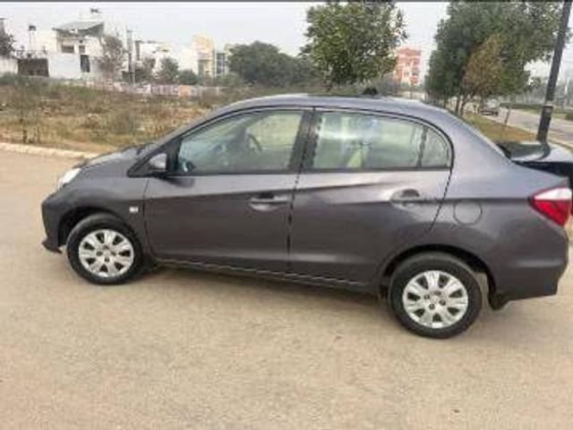 https://images10.gaadi.com/usedgaadi-sellcar/UsedCar/44070459-cc28-4df4-99cc-73fe65ff540e/564a7782-f1fd-4ac3-bf1c-64c61c950e22.jpeg?imwidth=6401