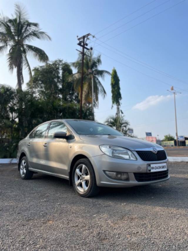 https://images10.gaadi.com/usedgaadi-sellcar/UsedCar/4462c60f-f126-4fa3-8358-3694e9d2e812/6dcbd8b7-8427-47c9-b3a1-0189afced17d.jpeg?imwidth=6400