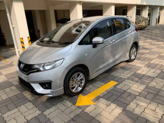 https://images10.gaadi.com/usedgaadi-sellcar/UsedCar/448ba8fc-7b81-4e76-a376-885975b7ca72/cf8614c1-f0e0-4c91-b0b4-39c6c9dda9ec.jpeg?imwidth=6400