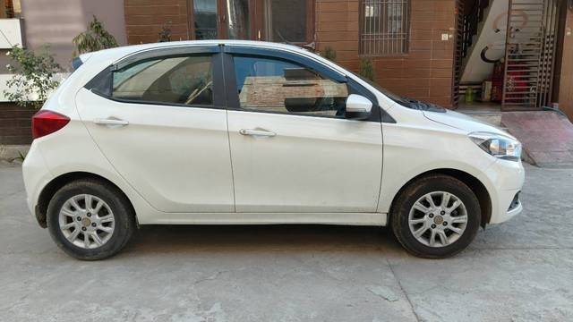 https://images10.gaadi.com/usedgaadi-sellcar/UsedCar/45333849-b061-4c29-a834-b9c02c3afb99/9234481c-65fa-49a8-8a4d-e58ca134d9ba.jpg?imwidth=6401