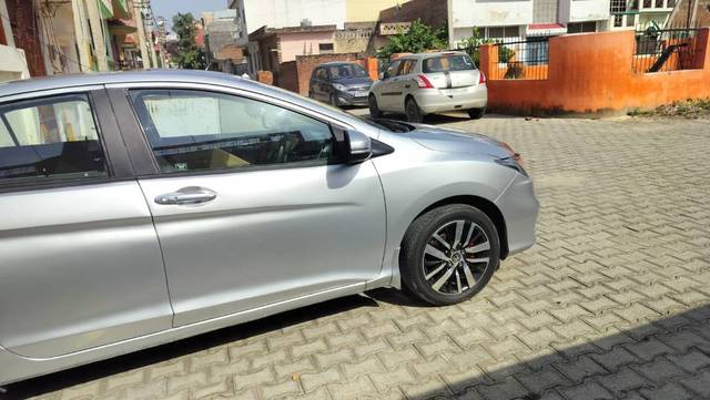 https://images10.gaadi.com/usedgaadi-sellcar/UsedCar/4647589d-64c2-4f3a-98fd-119a0ca36564/f7d5d54d-68b7-443d-9b35-0e3bb7414d9a.jpg?imwidth=6401