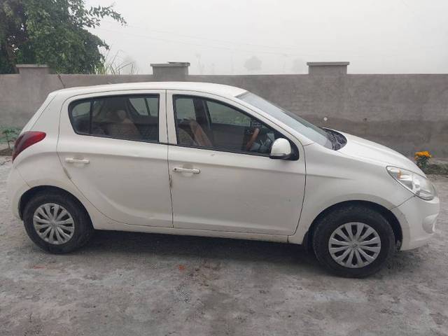 https://images10.gaadi.com/usedgaadi-sellcar/UsedCar/46690bac-94a3-40f7-b707-7b12d417b37f/2bf344b2-71fe-40c5-aa13-11557915d573.jpg?imwidth=6401