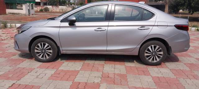 https://images10.gaadi.com/usedgaadi-sellcar/UsedCar/475afdfd-084d-43eb-9bf9-61e8bd4af309/87236393-afad-4cd7-847e-ca097558d606.jpg?imwidth=6402