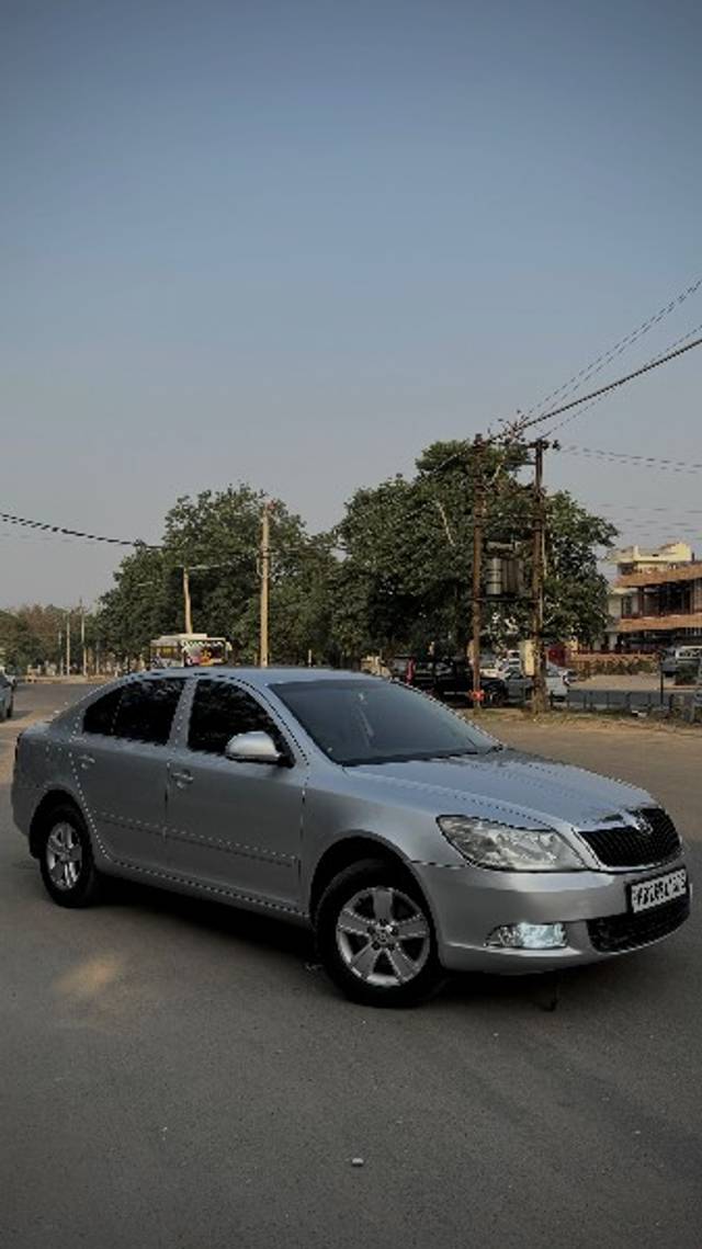 https://images10.gaadi.com/usedgaadi-sellcar/UsedCar/4782185b-de2a-4e8b-b259-17975f04d093/9c71335a-98e5-429f-ad20-d10b050a3095.jpg?imwidth=6400