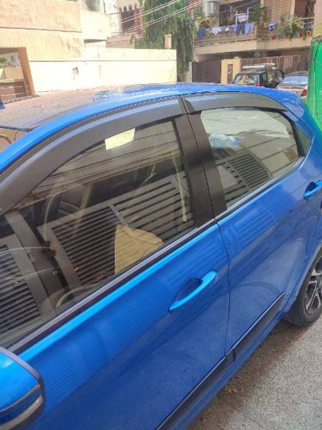 https://images10.gaadi.com/usedgaadi-sellcar/UsedCar/48f7ade1-0e13-4086-bde7-446413019a08/cfffe774-6f6d-4a75-9bd9-f00043d30aae.jpg?imwidth=6402