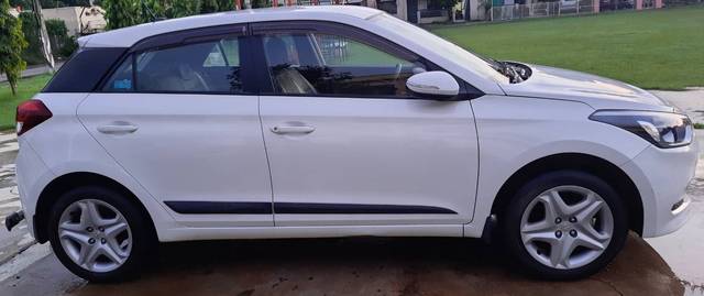 https://images10.gaadi.com/usedgaadi-sellcar/UsedCar/4941aa1b-2b26-488b-8082-1adf65fb8210/6242aff7-10d5-43a3-a45b-b7cbadebe105.jpg?imwidth=6401