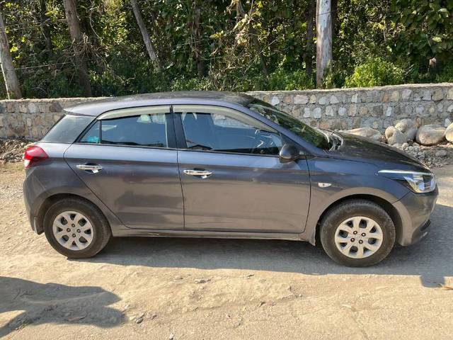 https://images10.gaadi.com/usedgaadi-sellcar/UsedCar/4971fc8f-2698-4025-926a-a58de62cd2fd/9bb990ff-e88c-4abc-864c-5f62323e3fc2.jpg?imwidth=6401