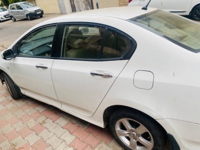 https://images10.gaadi.com/usedgaadi-sellcar/UsedCar/49a8ee78-f508-468e-92ee-617af3ebd8ed/3c97fa52-fbbf-4568-ae9d-9befaad9695f.jpeg?imwidth=6402