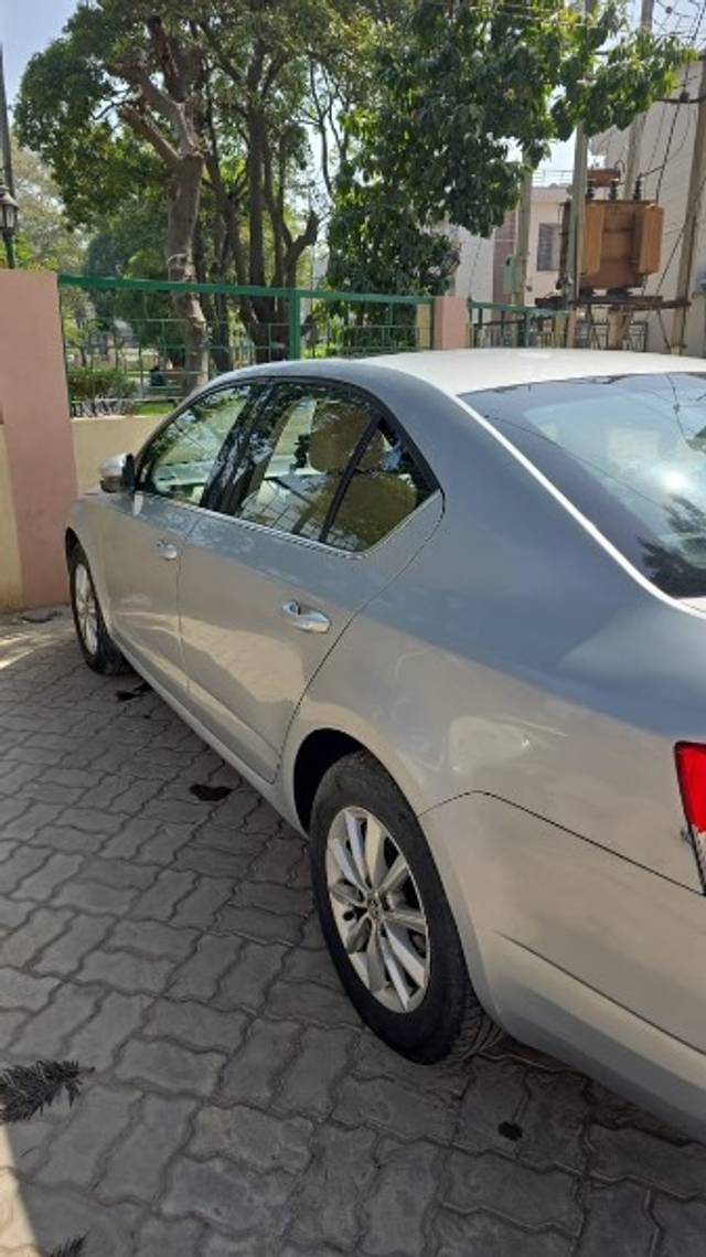 https://images10.gaadi.com/usedgaadi-sellcar/UsedCar/49ec255d-f469-444c-a0de-61650cfe3aaa/0916d3cc-1c3b-4d96-bf14-a91bdf647223.jpeg?imwidth=6402