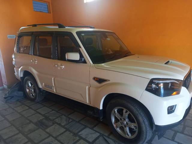 https://images10.gaadi.com/usedgaadi-sellcar/UsedCar/4a37d7a9-4202-45f3-bb7e-ef14d2f34fe0/3dcff180-fa16-4da2-8a07-6b439d3b3779.jpg?imwidth=6400