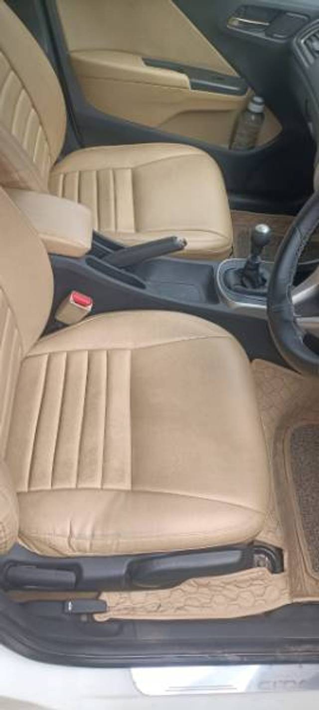 https://images10.gaadi.com/usedgaadi-sellcar/UsedCar/4d844548-4ca2-43b6-998a-e5a08b0e447b/54d2ddec-bdfc-4af3-9a04-a657d4213499.jpg?imwidth=6402