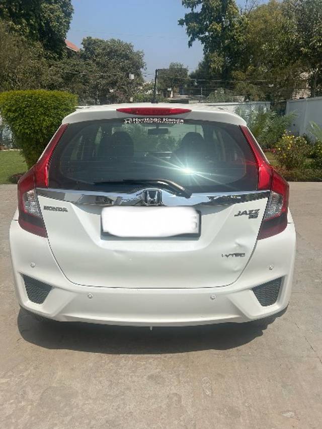 https://images10.gaadi.com/usedgaadi-sellcar/UsedCar/4e193f04-6e36-43b7-9622-dc0cf5d98d6b/5de53218-e47d-461e-885a-f93edf467f29.jpeg?imwidth=6401